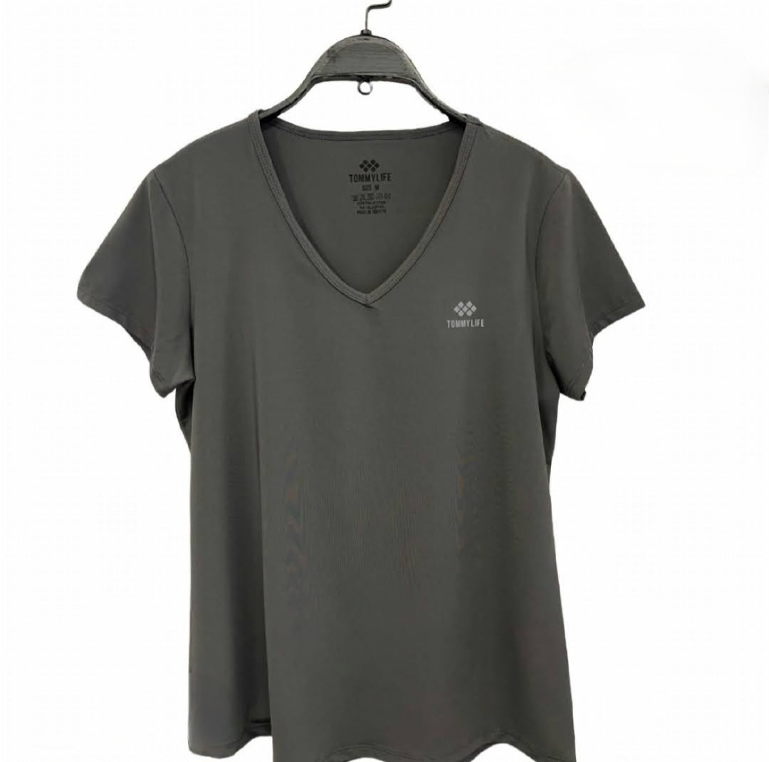 Basic Top / V-Neck T-Shirt / Sportswear