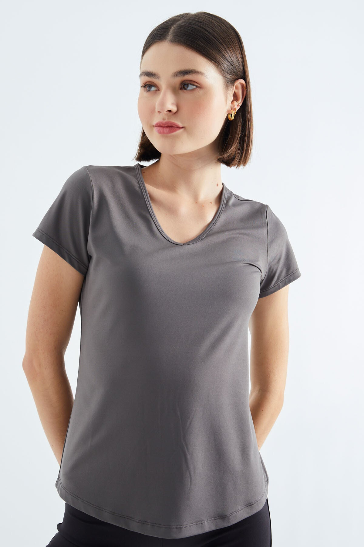 Basic Top / V-Neck T-Shirt / Sportswear