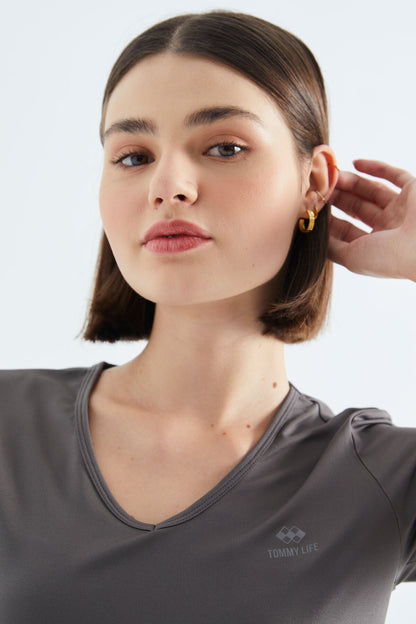 Basic Top / V-Neck T-Shirt / Sportswear