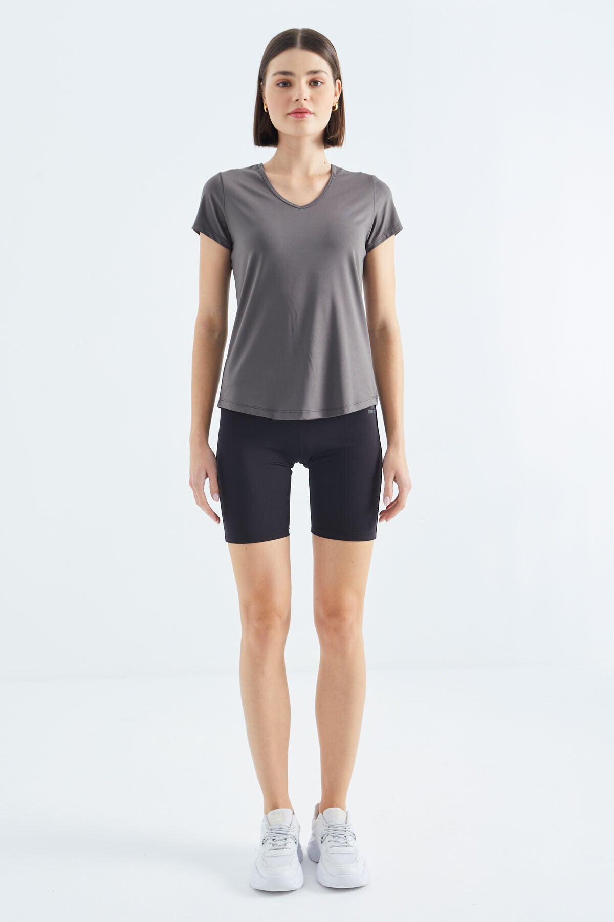 Basic Top / V-Neck T-Shirt / Sportswear