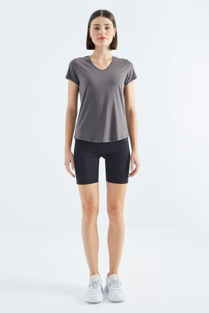 Basic Top / V-Neck T-Shirt / Sportswear