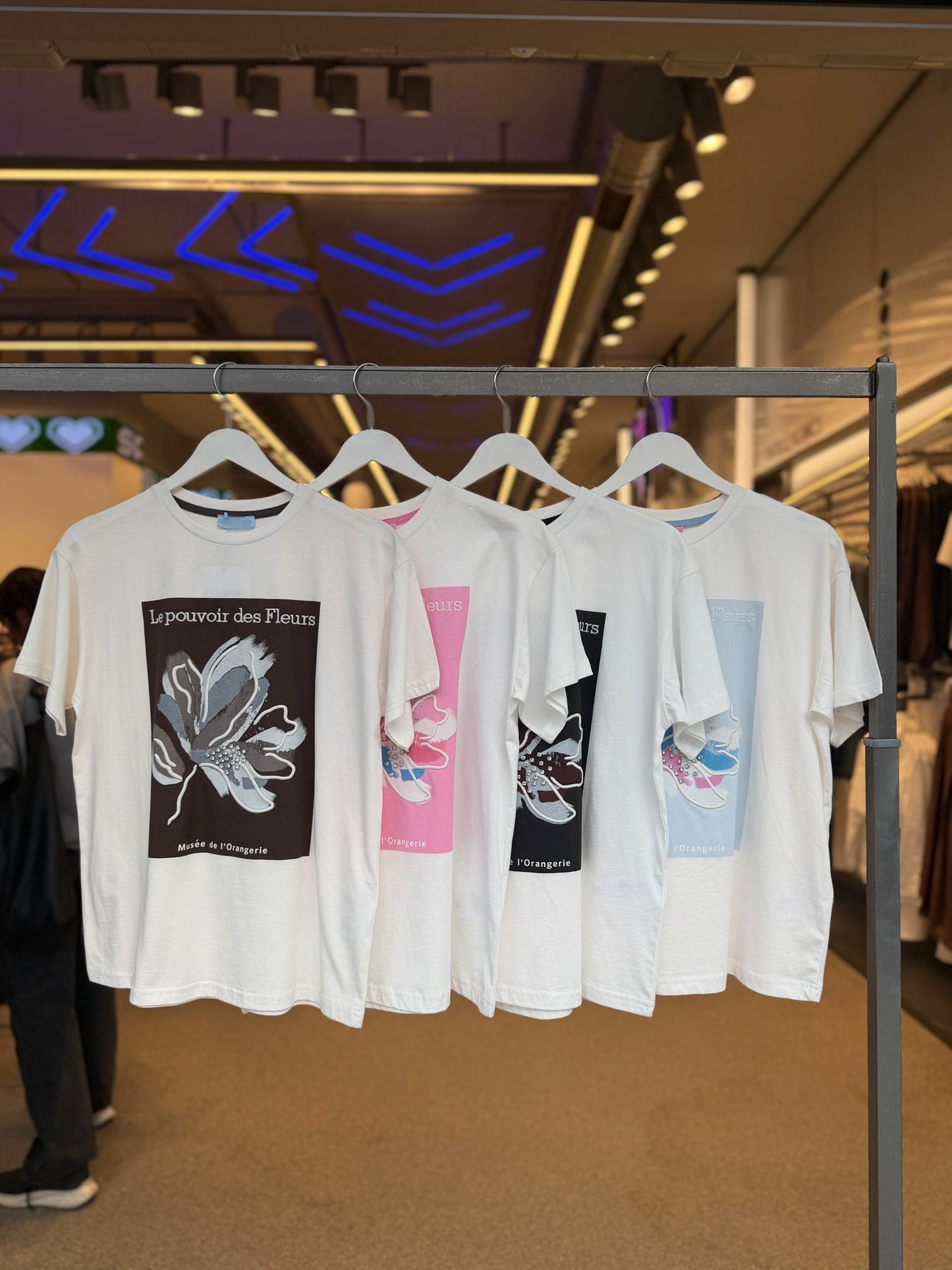 Trendy Embroidered Cotton T-Shirt - Le Pouvoir des Fleurs